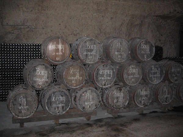 1024px-Barrels_in_Veuve_Clicquot_cellars