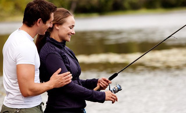 Жена рыбачит с мужем