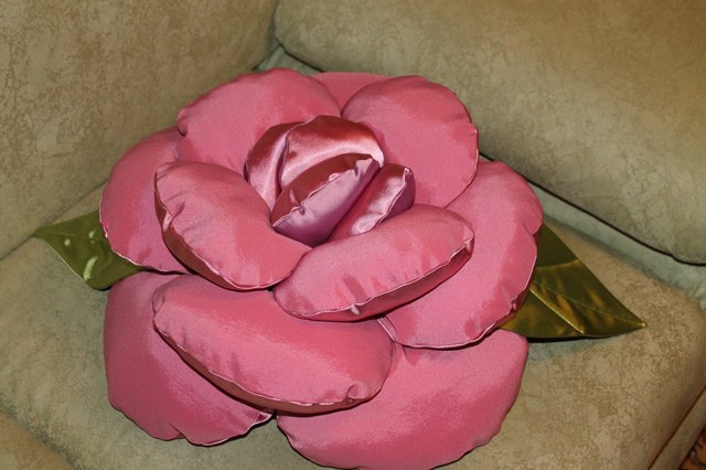 Декоративные подушки в виде розы с объемными лепестками